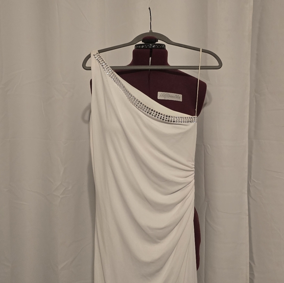 Bari Jay White One-Shoulder Gown. Size 12 - Picture 2 of 5